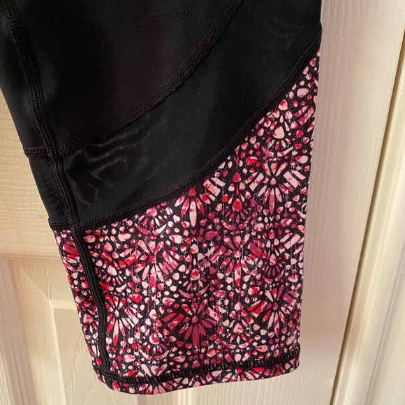 Gaiam Capri Leggings with Pink Pattern and Black mesh Size M - Picture 2 of 6